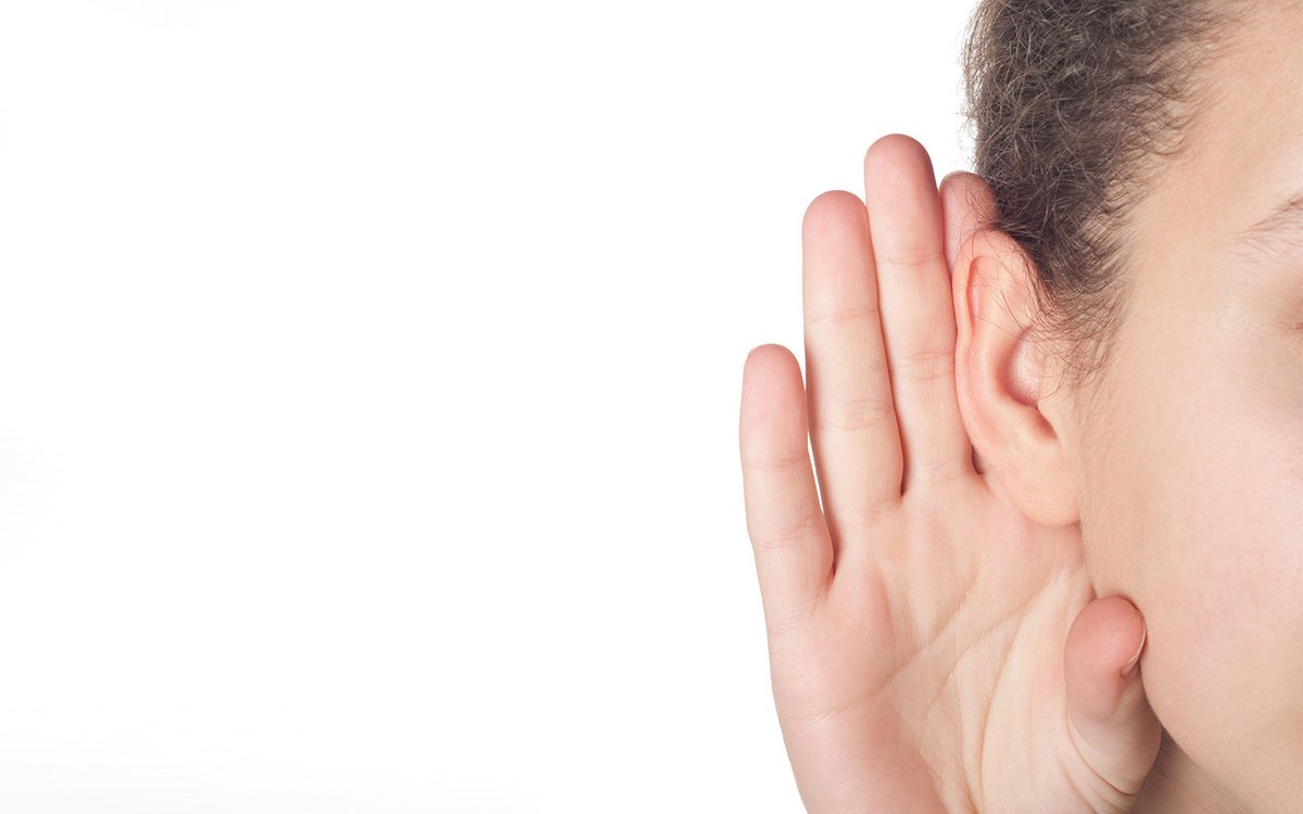 Illustration af at lytte aktivt - en hånd sat op til et øre