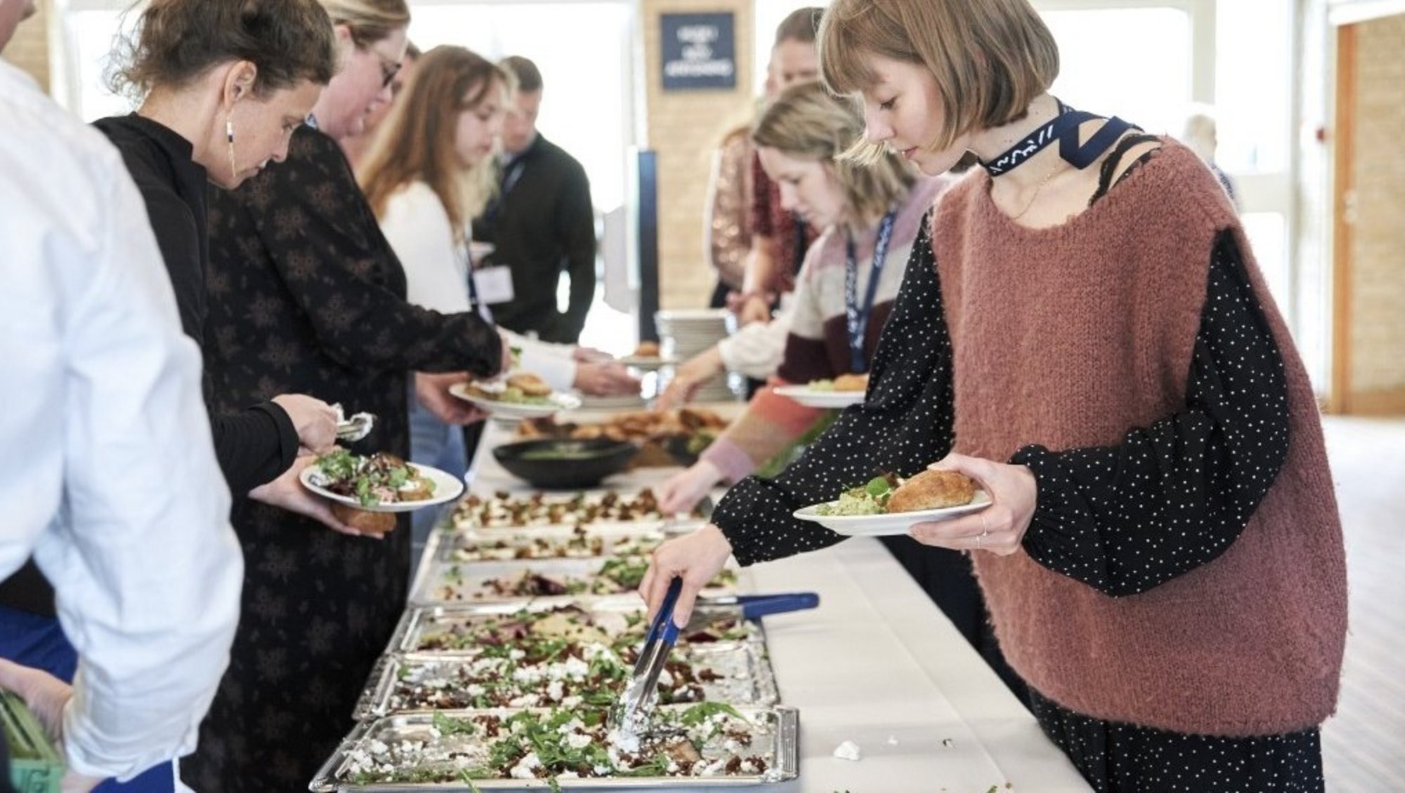 Deltagere ved konference tager vegetarisk mad i buffeten