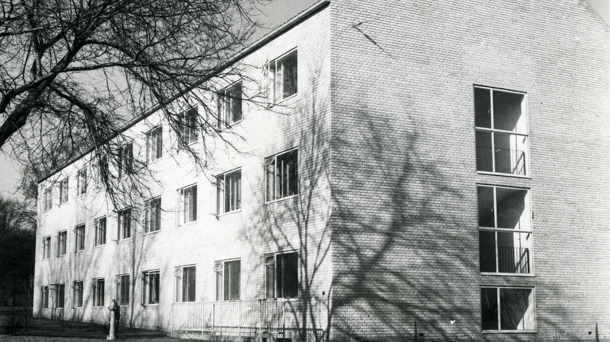 Foto af fritliggende tre-etagers bygning, set fra gavlsiden.