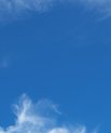 Blå sommerhimmel med lette skyer