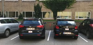 Administrationscenter ST Aarhus' tjenestebiler, en Kia (til venstre) og en VW Polo (til højre). Foto: Christina Troelsen