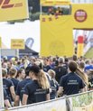 Mange løbere fra Aarhus Universitet står klar til løbstart i en flok løbere til DHL-stafet.