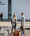 Studerende snakker ved indgang på campus i Herning
