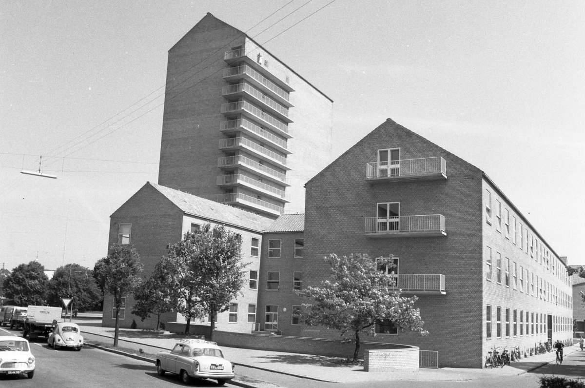 Sort/hvid foto af biblioteket set fra Langelandsgade med bogtårnet i baggrunden.