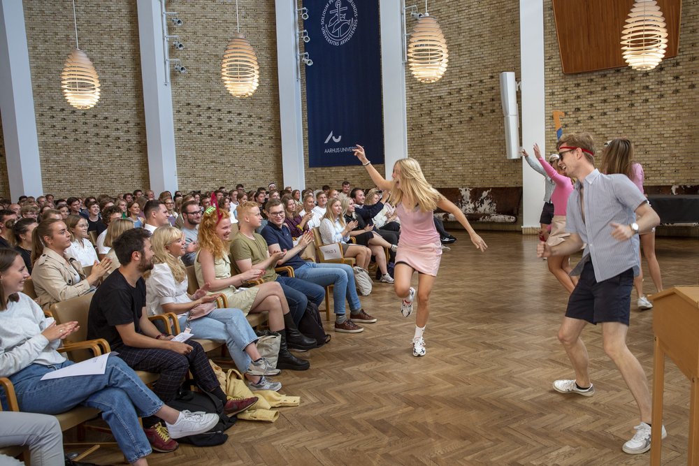 Student advisers welcome new students with dance during introduction week at Aarhus University