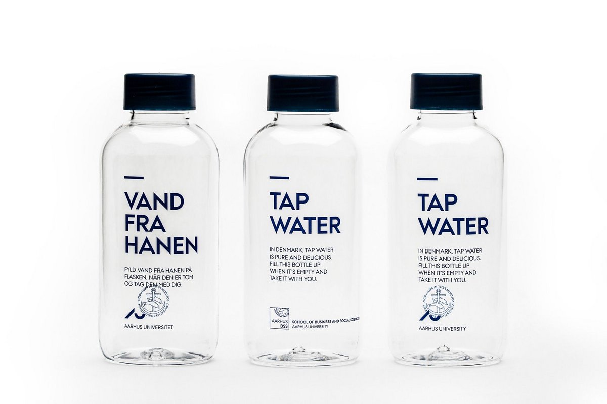 Vandflasker med AU's logo og skriften "vand fra hanen" eller "tap water"